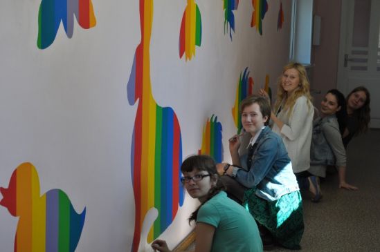 Mākslas skolas audzēkņi apglezno Ventspils pirmskolas izglītības iestādes „Varavīksne” telpas