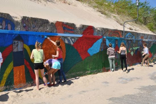Ventspils Mākslas skolas audzēkņi un pedagogi apglezno Dienvidu mola betona aizsargsienu.