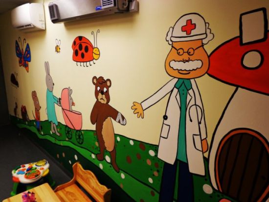 Ziemeļkurzemes reģionālās slimnīcas sienas iegūst mākslinieciskus pieskārienus. Mākslas skolas audzēkņi no 13. līdz 16. decembrim apgleznoja bērnu uzņemšanas kabineta sienu.