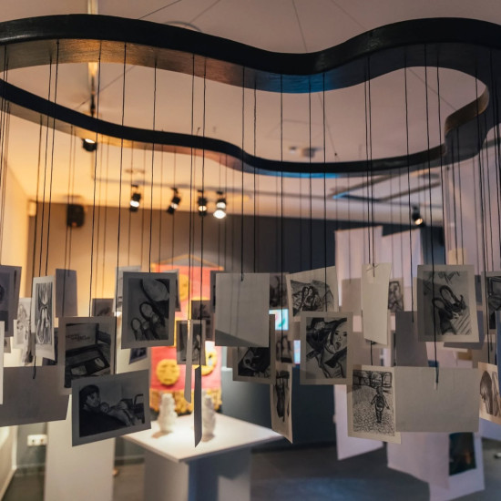 Teātra nama “Jūras vārti" izstāžu galerijā ir skatāma Ventspils Mākslas skolas  2024./2025. mācību gada absolventu noslēguma darbu izstāde “Telpa starp mums"